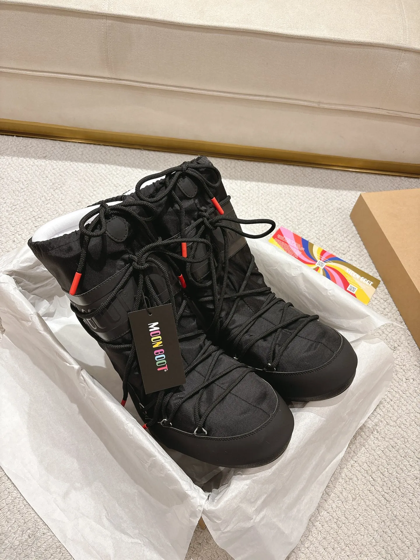 p700 long love style: ❤️ Moon Boot2025 vs autumn and winter popular snow boots series... [Ugly Moon Snow Boots] Forget UGG, fashionable people are wearing Moon Boot snow boots. If you find it difficult to accept the revival of UGG, then there is now a more alternative snow boot that is back, with an inner diameter of 4 cm. That is the Moon Boot. It was already very popular in the millennium. Back then, Paris Hilton and Victoria Beckham Celebrities often wear it, and now the Y2K trend is popular again. The same style is worn by young people in QQ shows, and the ugly snow boots that are shown in thousands of people have become popular again, regardless of men and women. They look slim but warm and easy to wear... ❶Fabric: Original custom/cowhide/woven wool/high mercerized waterproof cloth ❷Inner: original 100% silk cotton liner ❸foot: original 100% silk cotton liner ❹ Outsole: Original molded two-color non-slip outsole ❺ Sole thickness: 4cm (including **) ❻ Code number: 35/38; 39/41; ❼ Packaging: Original full set of packaging ☀ Color: Official website updated simultaneously